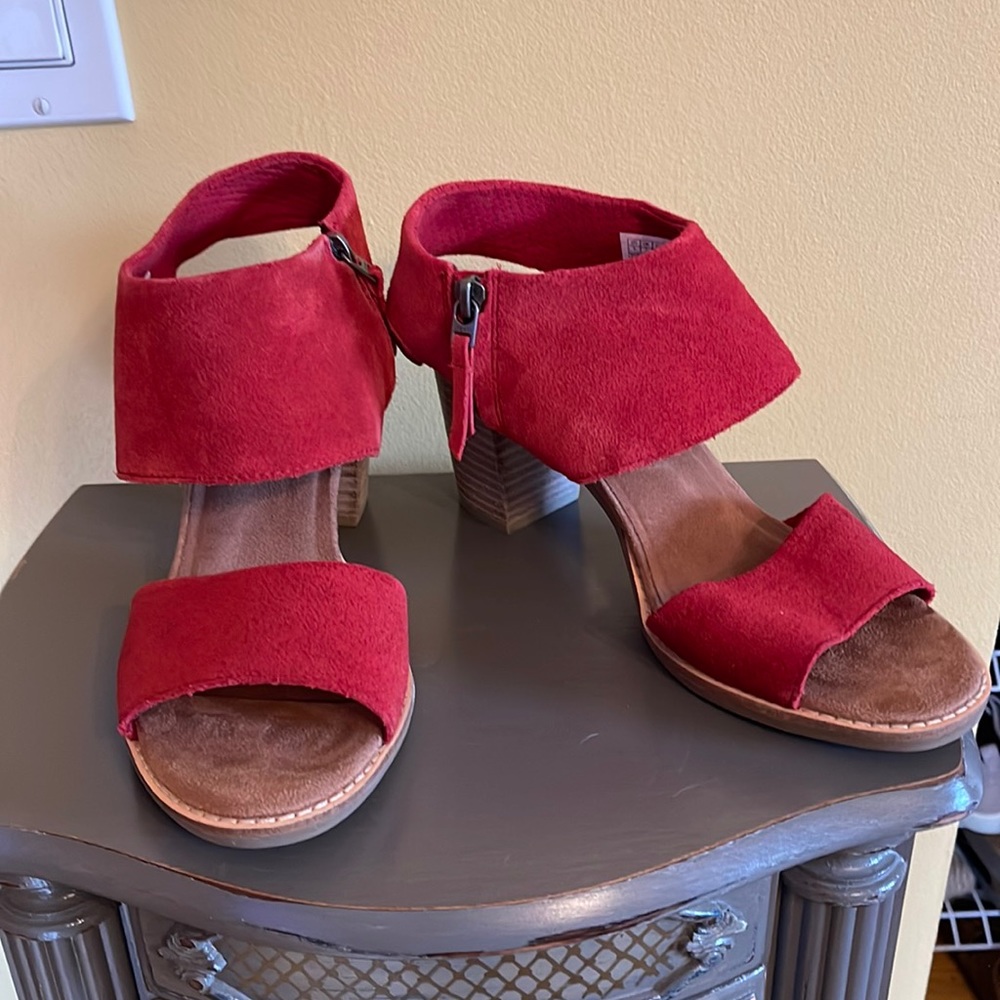Tom’s Red Chunky Heel Sandal Size 9
